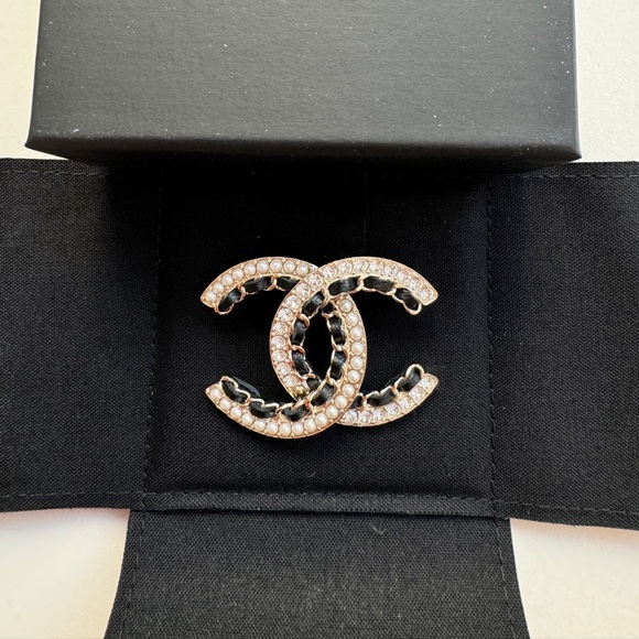 CHANEL 20K CLASSIC GOLD TONE LARGE BIG CC LOGO PEARL CHAIN CRYSTALS BROOCH PIN - Picture 3 of 11